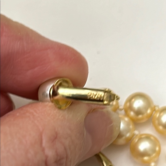 Classic Creamy White Pearl Necklace with Lustrous Sheen and Medium Size - Picture 4 of 5